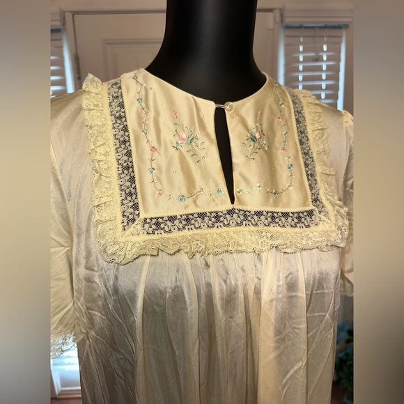 Vintage short sleeve gown - Picture 2 of 2